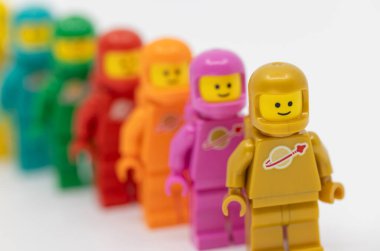  Hong Kong - 21 Temmuz 2025: 11 yeşil, Tiffany mavisi, pembe, turuncu, kahverengi, altın, kırmızı, siyah, mavi, sarı, beyaz ve siyah renkli insanlar takım olarak astronot gibi giyinir ve astronot gibi giyinirler