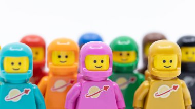  Hong Kong - 21 Temmuz 2025: 11 yeşil, Tiffany mavisi, pembe, turuncu, kahverengi, altın, kırmızı, siyah, mavi, sarı, beyaz ve siyah renkli insanlar takım olarak astronot gibi giyinir ve astronot gibi giyinirler