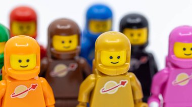  Hong Kong - 21 Temmuz 2025: 11 yeşil, Tiffany mavisi, pembe, turuncu, kahverengi, altın, kırmızı, siyah, mavi, sarı, beyaz ve siyah renkli insanlar takım olarak astronot gibi giyinir ve astronot gibi giyinirler