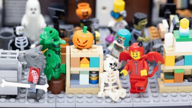 HONG KONG - 5 Ağustos 2025 Cadılar Bayramı 'nı kutlamak için Cadılar Bayramı için giyinmiş mini şahsiyet. Cadılar bayramı dünyadaki en iyi festivallerden biridir.