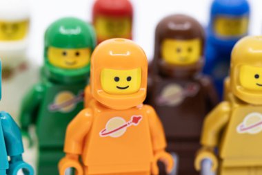  Hong Kong - 21 Temmuz 2025: 11 yeşil, Tiffany mavisi, pembe, turuncu, kahverengi, altın, kırmızı, siyah, mavi, sarı, beyaz ve siyah renkli insanlar takım olarak astronot gibi giyinir ve astronot gibi giyinirler