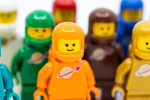  Гонконг - 21 июля 2025 года: 11 человек в зеленом, тиффани синем, розовом, оранжевом, коричневом, золотом, красном, черном, синем, желтом, белом и черном цветах создают команду и одеваются как космонавты