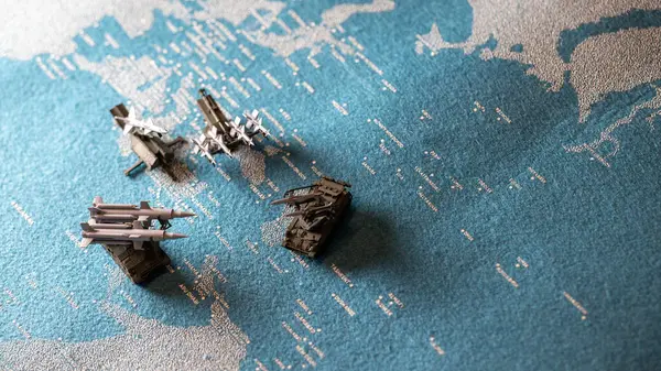 Füze fırlatma modeli ve Ortadoğu haritası, İsrail ve İran sınırlarını içerir