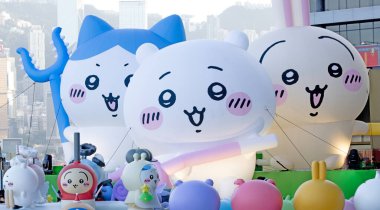 Hong Kong - 9 Ağustos 2025: Tsim Sha Tsui 'nin büyük bir sergisi var. Popüler Japon animasyonu Chiikawa 'nın Tsim Sha Tsui MTR istasyonunda ve rıhtımda büyük bir ChIIKAWA Gün Sergisi vardır..