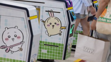 Hong Kong - 9 Ağustos 2025: Tsim Sha Tsui 'nin büyük bir sergisi var. Popüler Japon animasyonu Chiikawa 'nın Tsim Sha Tsui MTR istasyonunda ve rıhtımda büyük bir ChIIKAWA Gün Sergisi vardır..