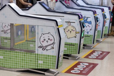 Hong Kong - 9 Ağustos 2025: Tsim Sha Tsui 'nin büyük bir sergisi var. Popüler Japon animasyonu Chiikawa 'nın Tsim Sha Tsui MTR istasyonunda ve rıhtımda büyük bir ChIIKAWA Gün Sergisi vardır..