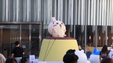 Hong Kong - 9 Ağustos 2025: Tsim Sha Tsui 'nin büyük bir sergisi var. Popüler Japon animasyonu Chiikawa 'nın Tsim Sha Tsui MTR istasyonunda ve rıhtımda büyük bir ChIIKAWA Gün Sergisi vardır..