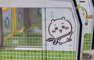 Hong Kong - 9 Ağustos 2025: Tsim Sha Tsui 'nin büyük bir sergisi var. Popüler Japon animasyonu Chiikawa 'nın Tsim Sha Tsui MTR istasyonunda ve rıhtımda büyük bir ChIIKAWA Gün Sergisi vardır..