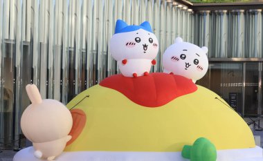 Hong Kong - 9 Ağustos 2025: Tsim Sha Tsui 'nin büyük bir sergisi var. Popüler Japon animasyonu Chiikawa 'nın Tsim Sha Tsui MTR istasyonunda ve rıhtımda büyük bir ChIIKAWA Gün Sergisi vardır..