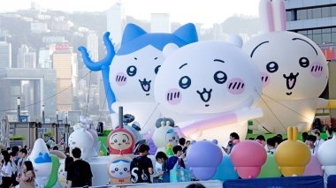 Hong Kong - 9 Ağustos 2025: Tsim Sha Tsui 'nin büyük bir sergisi var. Popüler Japon animasyonu Chiikawa 'nın Tsim Sha Tsui MTR istasyonunda ve rıhtımda büyük bir ChIIKAWA Gün Sergisi vardır..