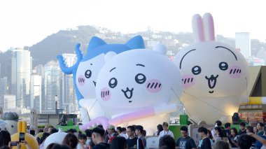 Hong Kong - 9 Ağustos 2025: Tsim Sha Tsui 'nin büyük bir sergisi var. Popüler Japon animasyonu Chiikawa 'nın Tsim Sha Tsui MTR istasyonunda ve rıhtımda büyük bir ChIIKAWA Gün Sergisi vardır..