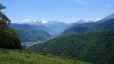 Fransız Pirenesi dağlarının manzarası, Bearn, Fransa