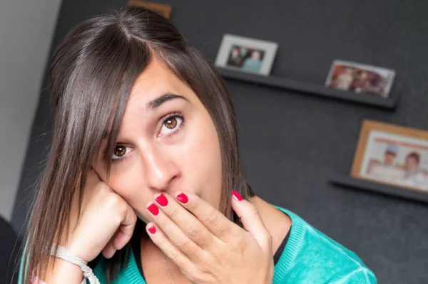 Una Giovane Donna Oberata Lavoro Seduta Casa — Foto Stock