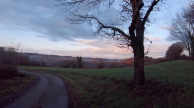 Fransız kırsalında küçük bir yol, sonbahar mevsimi.