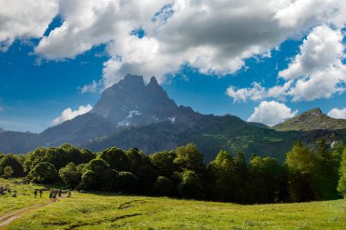 Fransız Pirenesi dağlarındaki Pic du Midi d 'Ossau manzarası