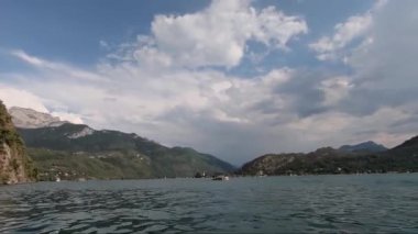 Gemiden Annecy Gölü 'nün panoramik manzarası