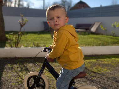 Bisikletli bir çocuğun portresi.