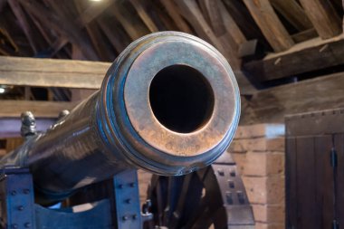 16.-17. yüzyılın eski bir top mermisi.