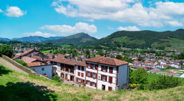 Fransa 'daki Saint Jean Pied de Port köyünün panoramik görüntüsü.