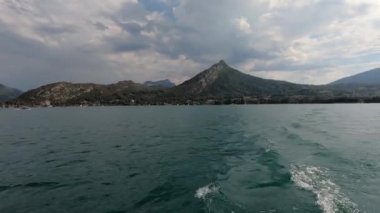 Gemiden Annecy Gölü 'nün panoramik manzarası
