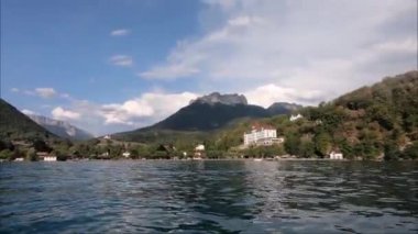 Gemiden Annecy Gölü 'nün panoramik manzarası