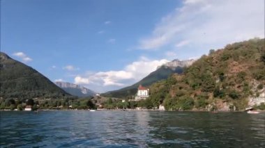 Gemiden Annecy Gölü 'nün panoramik manzarası