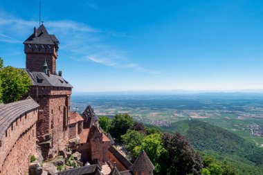 Alsace ovası Fransa 'daki Haut Du Knigsbourg Şatosu' ndan görülebilir.