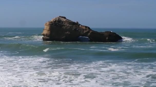 フランスのビアリッツで波を破る — ストック動画