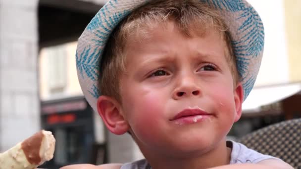 夏の帽子をかぶった少年がアイスクリームを食べ — ストック動画