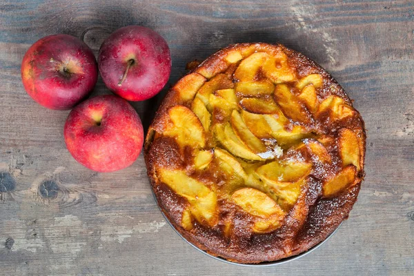 Deliziosa Torta Mele Fatta Casa Sullo Sfondo Legno — Foto Stock