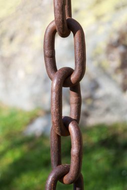 Eski paslı bir zinciri kapat