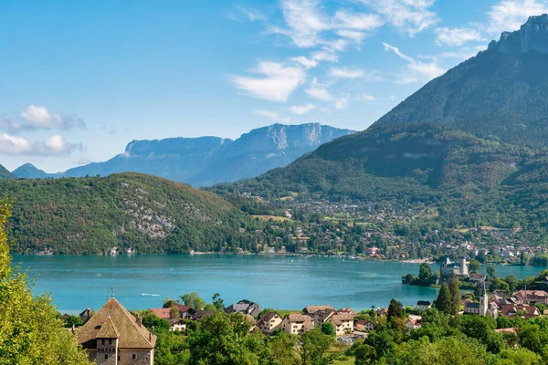 Een Uitzicht Het Meer Van Annecy Franse Alpen Met Duingt — Stockfoto