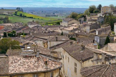 Fransa 'nın Saint Emilion güzel kasabasındaki fayanslı çatıların hava manzarası.