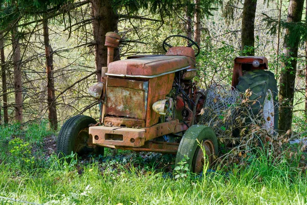 Vieux Tracteur Rouillé Rouge Dans Champ — Photo