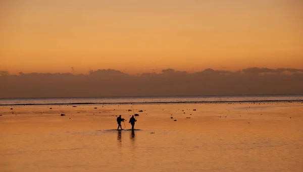 Два Рибалки Морі Ввечері Сонячне Світло Фоні Заходу Сонця — стокове фото