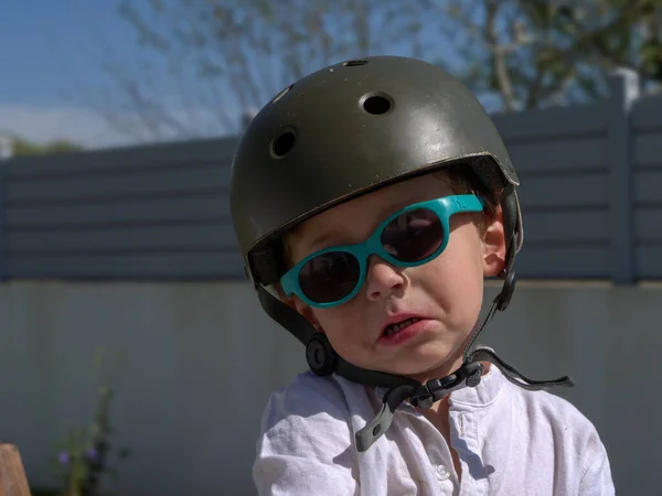 Портрет Маленького Хлопчика Зеленим Велосипедним Шоломом — стокове фото