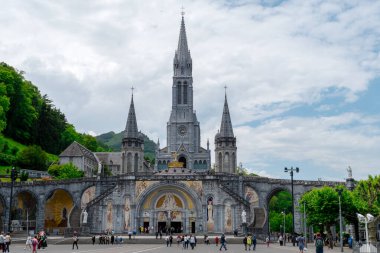Fransa, Lourdes bazilikasının manzarası