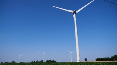 Fransız kırsalındaki rüzgâr türbinleri Picardy bölgesinde