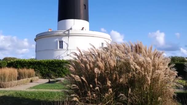 オロンの島 フランスの黒と白のストライプが付いているシャシロンの灯台 — ストック動画