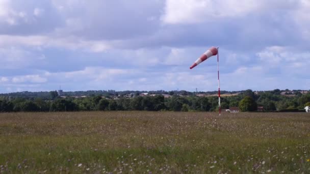 Chaussette Rouge Blanche Sur Ciel Nuageux Bleu Sur Aérodrome — Video