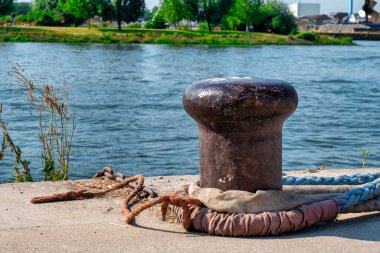 Eski ve paslı bir demirleme direğini kapatın.