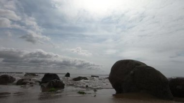 Kıyıda çakıl taşları ve küçük su dalgaları