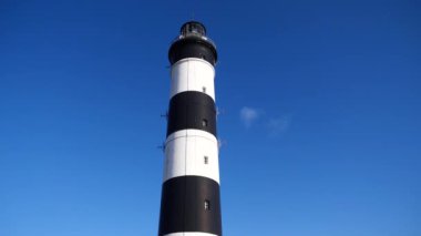 Mavi gökyüzünde siyah beyaz çizgili Chassiron deniz feneri, Olron Adası, Fransa