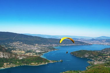 Fransa 'nın başkenti Talloires-Montmin' den bir Paraglider.