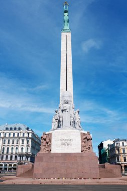 Riga 'da özgürlük abidesi. Letonya 'nın üç bölgesini sembolize eden üç altın yıldız tutan bir kadın..