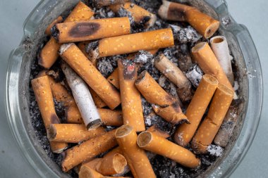 Sigara izmaritleriyle dolu kül tablası.