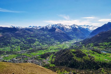 Argeles vadisi Fransız Pyrenes dağlarına bakıyor.