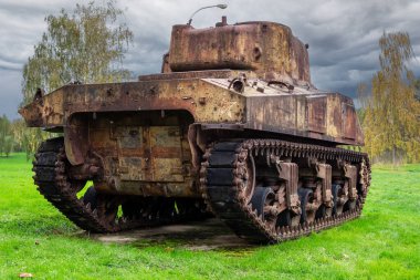 Paslı Sherman tankının, Wwii zırhlı aracının arka görüntüsü.