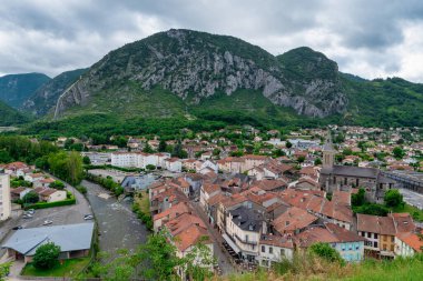 Tarascon-sur-Ariege komünü Pireneler, Fransa ile çevrilidir.