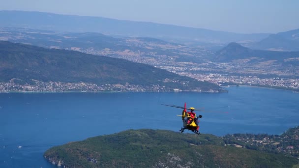 法国民用安全直升机 Annecy湖 — 图库视频影像
